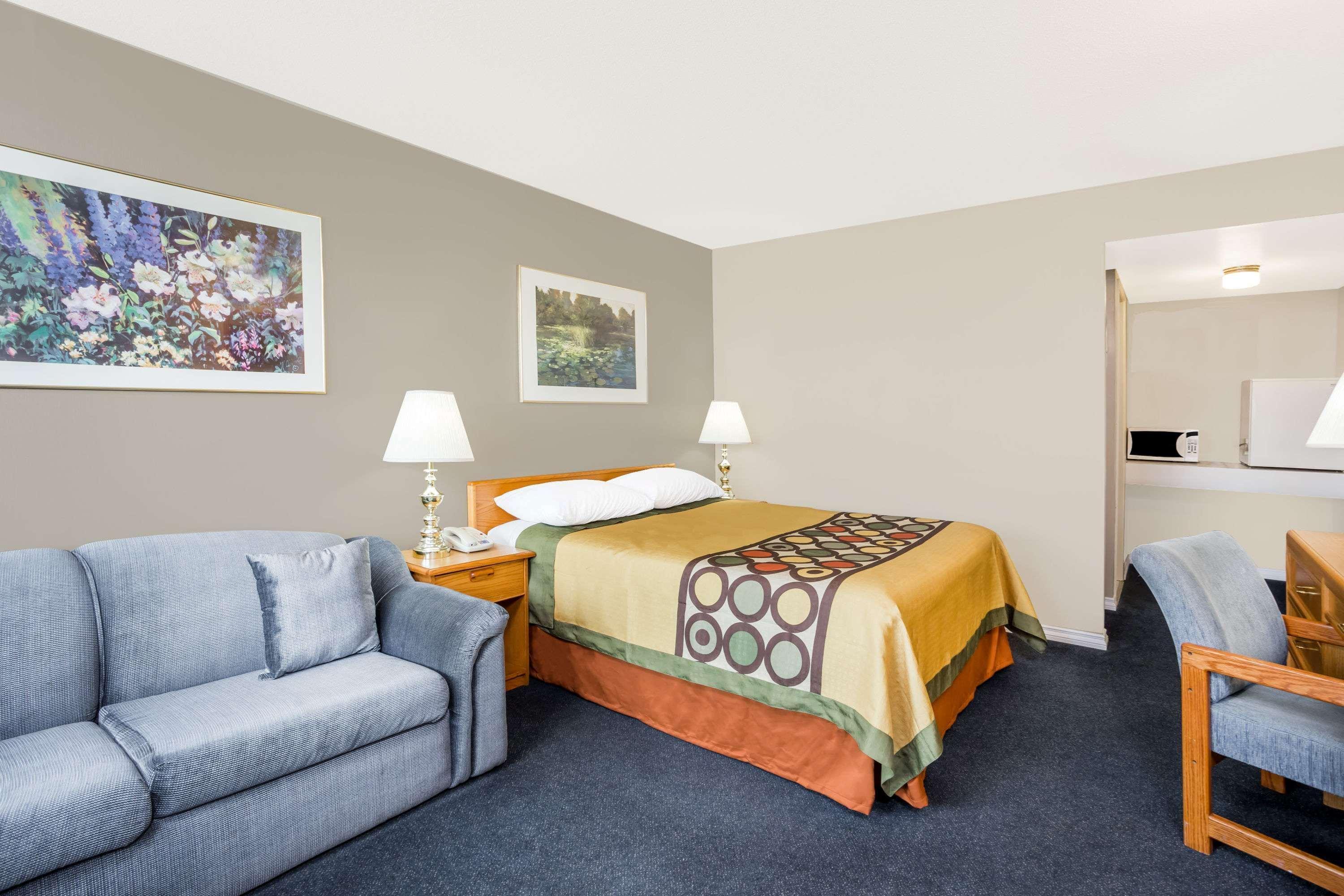Super 8 By Wyndham Quesnel Bc Hotel Exterior photo